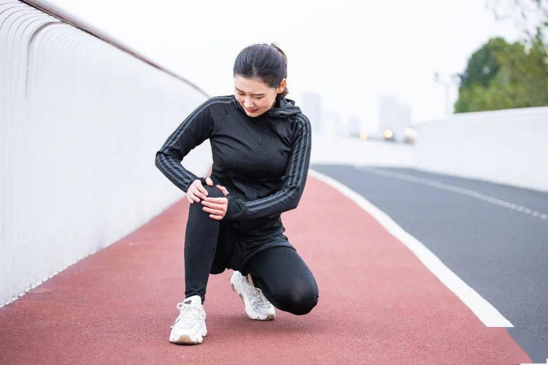 跑步膝盖疼还能跑吗？关于跑步与膝盖健康的探讨，跑步膝盖疼痛还能继续跑吗？关于膝盖健康与跑步的探讨