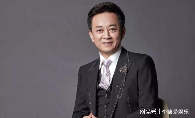 中央七台军事男主持人，传递军事信息的声音力量，中央七台军事男主持人，传递军事信息的力量之声