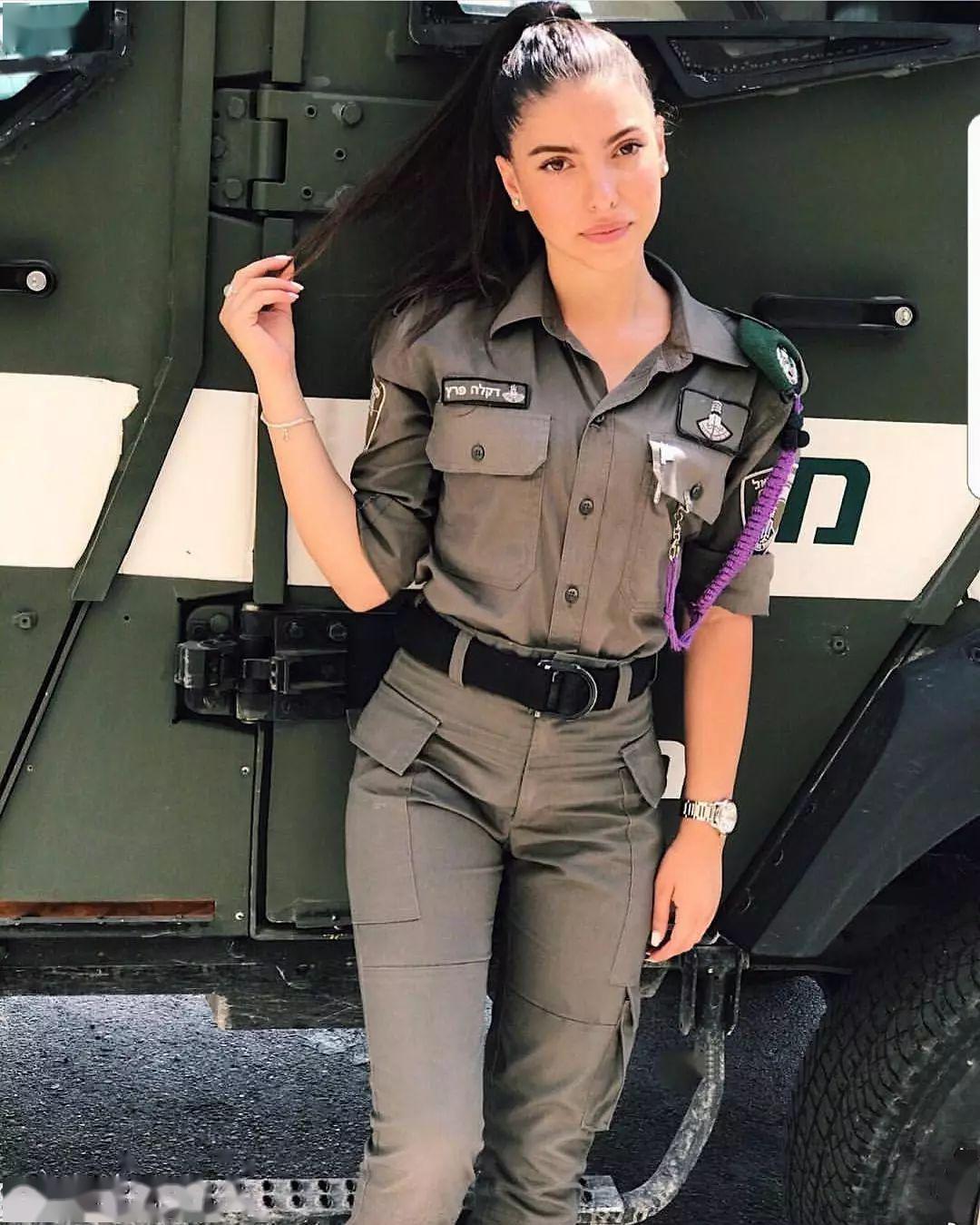 以色列女兵阅兵风采，以色列女兵阅兵英姿飒爽