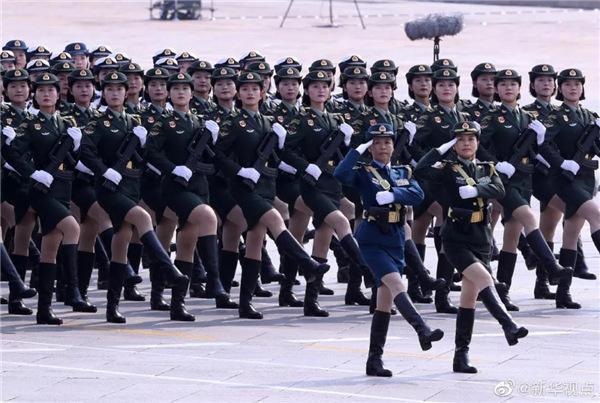 白求恩医疗方队女兵照片，展现医疗巾帼英雄的风采，白求恩医疗方队女兵风采，巾帼英雄展现医疗精神