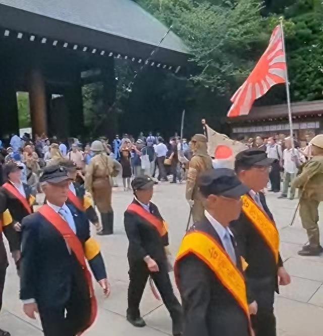 歼-15战斗机于4月18日飞越台湾海峡，彰显国家主权与军事力量的坚定决心，歼-15战斗机飞越台湾海峡，彰显国家主权与军事力量的坚定决心