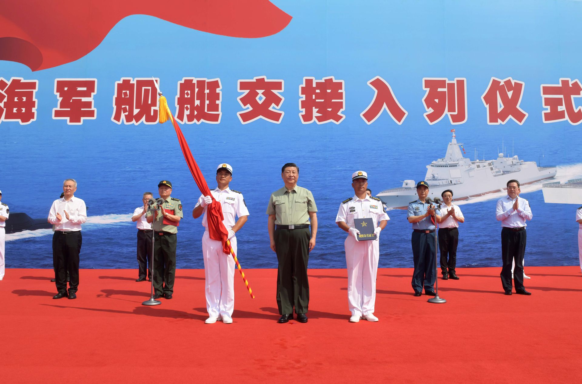 海军三型主战舰艇入列的意义，塑造海上强国新篇章，海军三型主战舰艇入列塑造海上强国新篇章