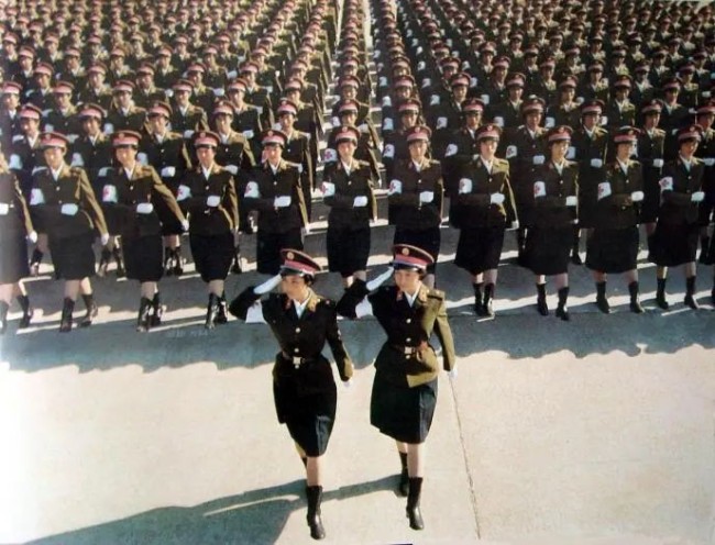 荣耀时刻，回顾1984年阅兵中的女兵方队，荣耀瞬间，1984年阅兵女兵方队回顾