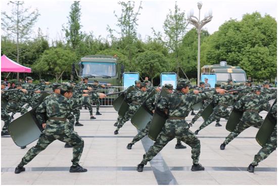 中央军事频道,爱我人民,爱我军,中央军事频道,热爱人民,致敬军队