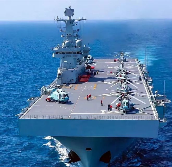 关于我国海军的新宠——075型两栖攻击舰，是航母吗？，我国海军新宠，揭秘075型两栖攻击舰的身份——是航母还是两栖战舰？