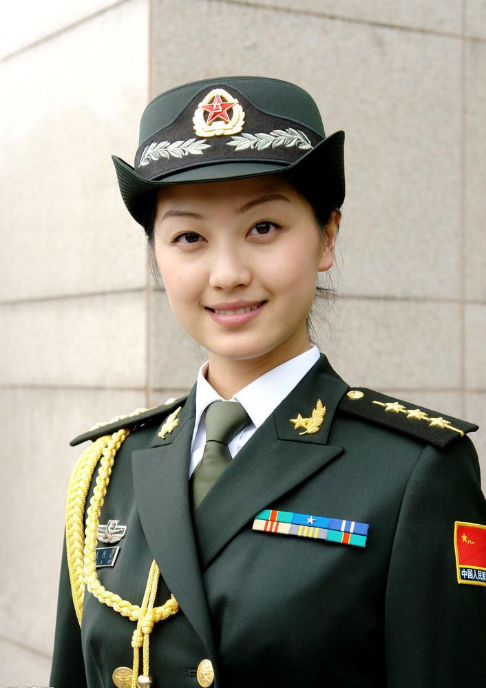 中国女兵的飒爽英姿，坚韧与力量的完美展现，中国女兵，飒爽英姿展现坚韧与力量