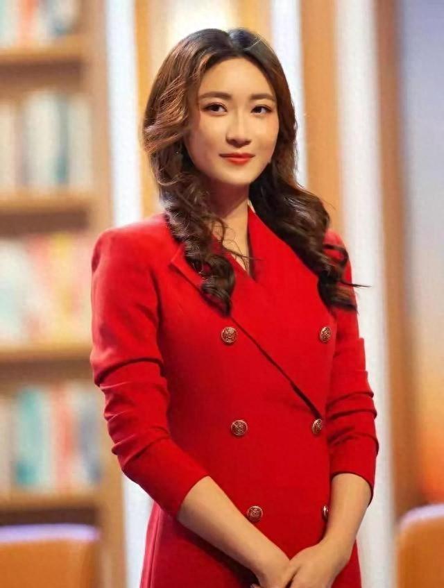 军事频道主持人的魅力，美女主持人的风采展现，军事频道主持人魅力展现，美女主持人的风采闪耀荧屏