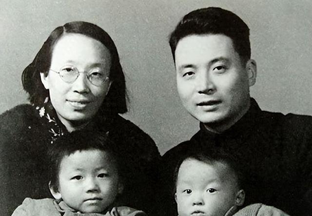 邓稼先的感人事迹，一生献给科学事业的卓越先锋，邓稼先，科学事业的卓越先锋，一生感人事迹传颂不朽
