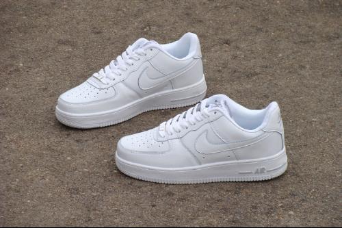 Nike空军一号纯白，时尚与经典的完美结合，Nike空军一号纯白，时尚与经典的绝妙融合