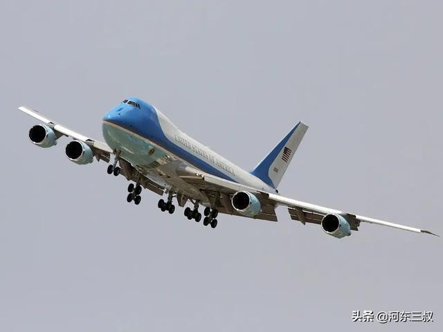 中国空军一号的护航，英勇无畏，捍卫蓝天，中国空军一号，蓝天捍卫者，英勇无畏的护航勇士