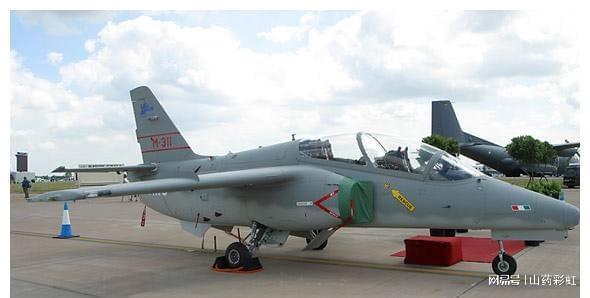 雅克130与M346，两款飞行器的独特魅力与性能对比，雅克130与M346飞行器，独特魅力与性能深度对比