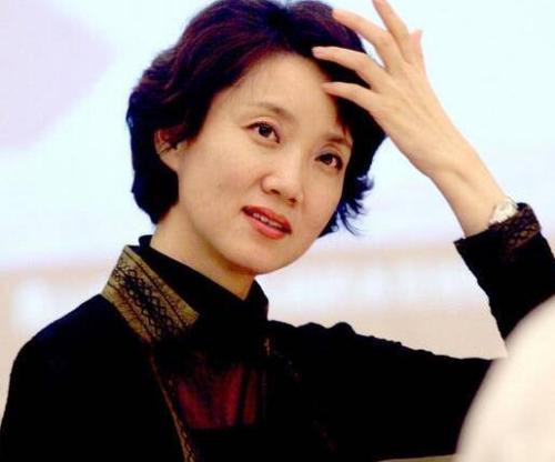 中央军事频道女主持，闪耀荧屏的军事之花，中央军事频道女主持，荧屏上的军事之花闪耀光芒