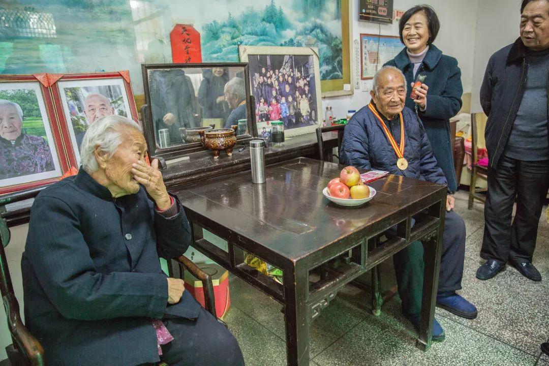 请播放志愿军军歌，英勇无畏的赞歌，志愿军军歌，英勇无畏的赞歌响起