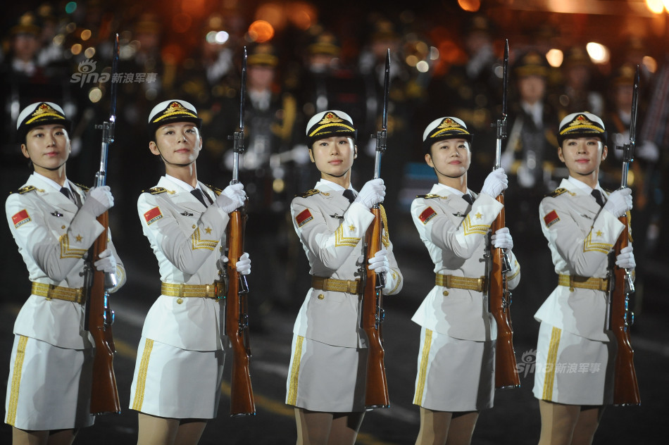 三军仪仗队中的巾帼英雄，女性士兵风采展示，三军仪仗队中的巾帼英雄，女性士兵风采瞩目