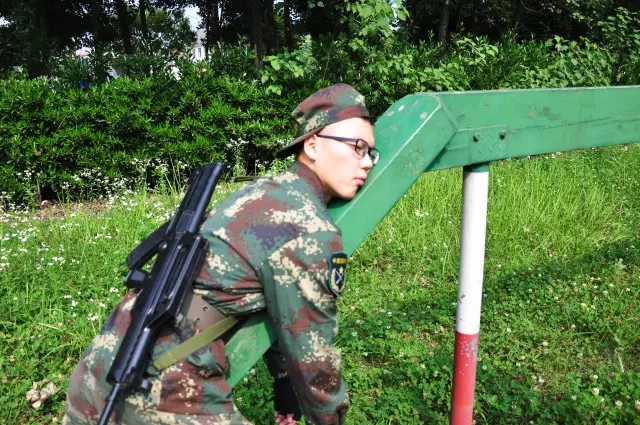 许三多穿的军装是哪式，探究中国军队制服演变史，中国军队制服演变史，许三多军装揭秘