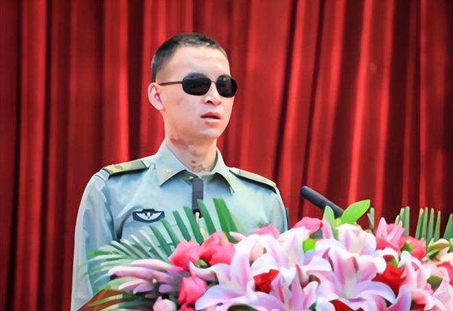 八一勋章背后的英雄事迹——杜富国的事迹，八一勋章背后的英雄传奇，杜富国的荣耀之路