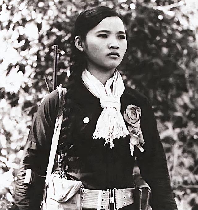 越南女兵与中国老兵共同生活的十多年，跨越国界的深情厚谊，越南女兵与中国老兵的跨国深情，跨越十余年的友情与共生