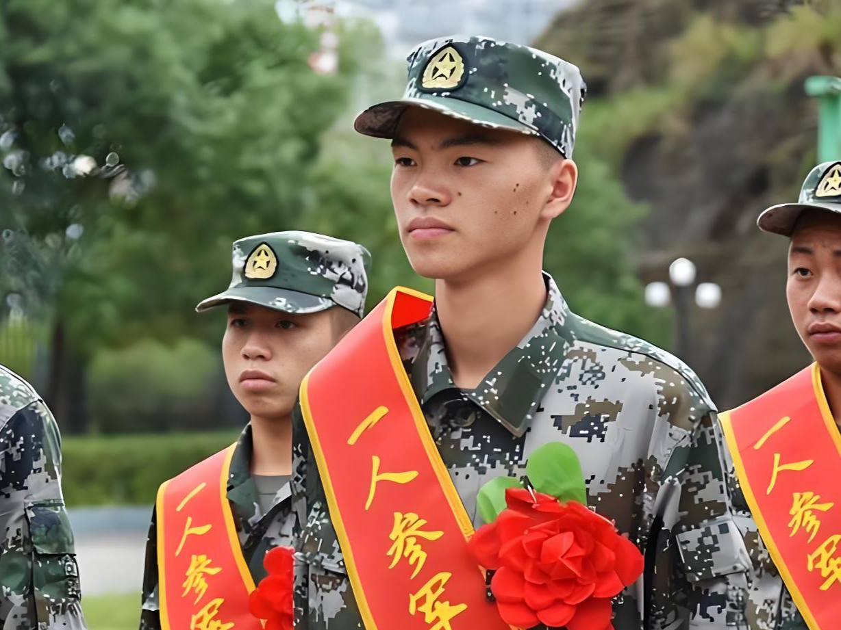 大一去当兵，归来后继续攻读大四——青春的多彩篇章，青春的多彩篇章，军旅归来再续学业梦