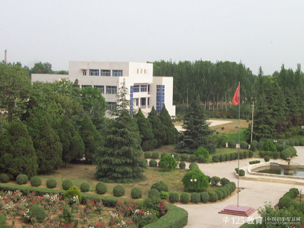 中国人民解放军空军西安飞行学院，培养精英，砥砺蓝天之剑，中国人民解放军空军西安飞行学院，蓝天精英培育基地，锻造空中利剑