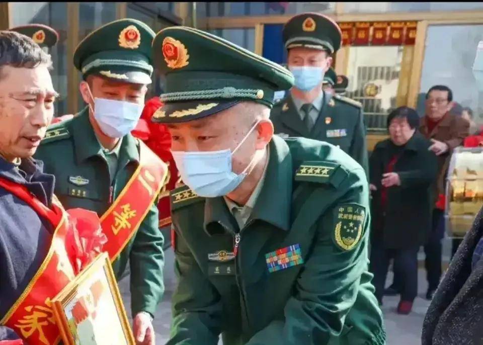 武警部队服装演变过程，历史的见证与时代的印记，武警部队服装演变，历史的见证与时代印记的巡礼
