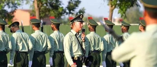 阅兵方队走过天安门，几分钟的荣耀与辉煌，阅兵方队荣耀瞬间，走过天安门，展现几分钟的辉煌