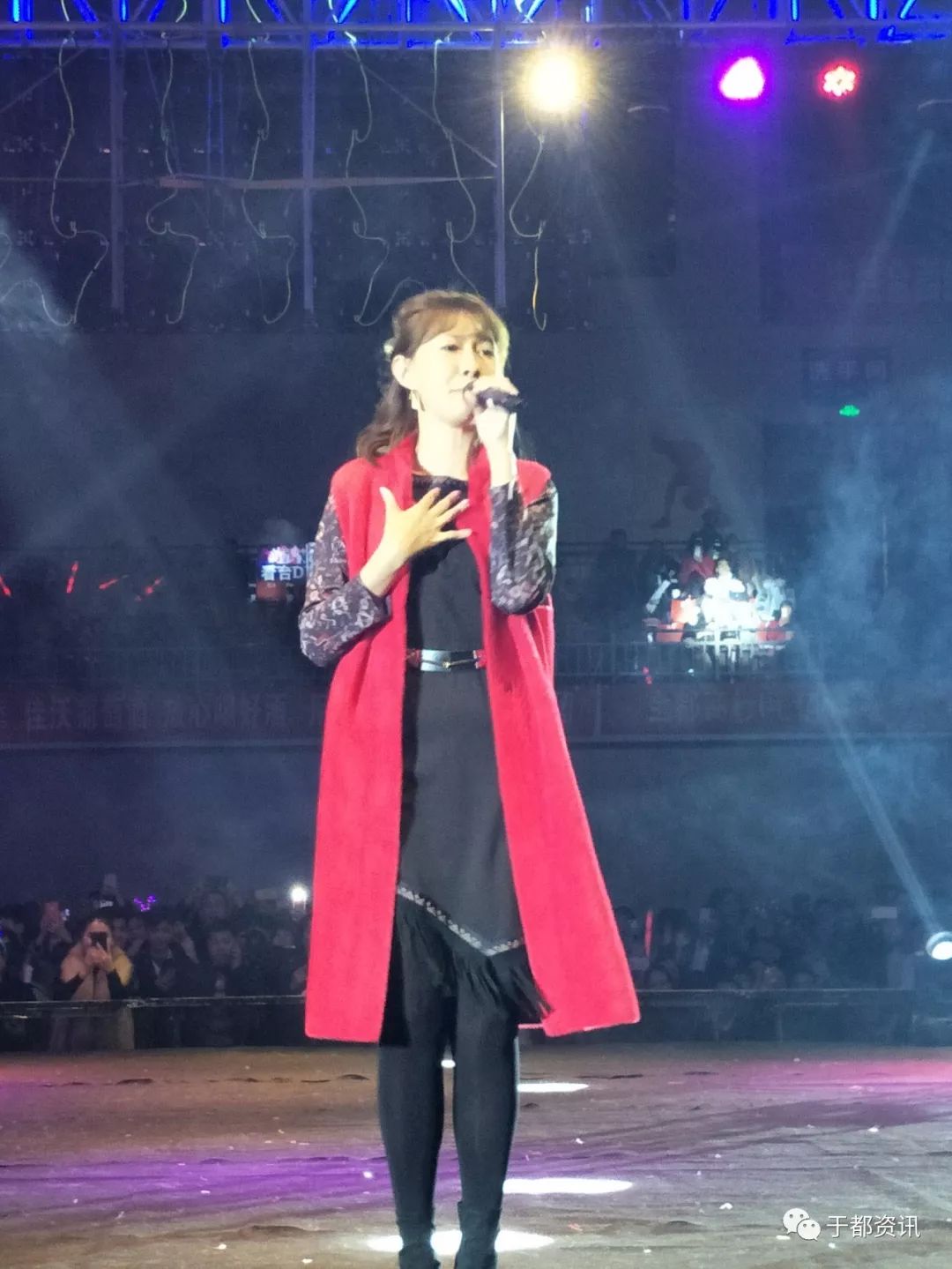 最新消息，卓依婷在梅州五华举办震撼演唱会，卓依婷梅州五华震撼演唱会盛况空前！