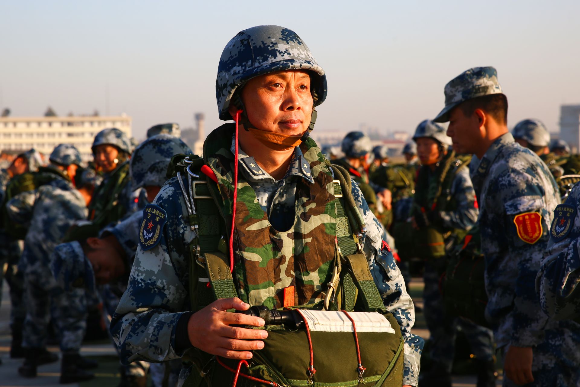 空降兵15军领导参加，领导力与战斗精神的融合展现，领导力与战斗精神展现，空降兵15军领导参与活动纪实