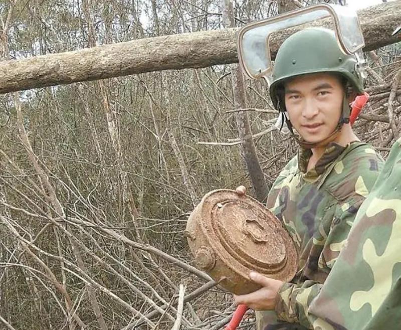 杜富国在部队中的待遇，杜富国在部队中的待遇，英雄荣誉与崇高待遇的展现