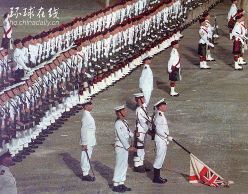 士兵荣耀，回顾97年阅兵中的英勇与坚韧——关于士兵倒下视频的思考，士兵荣耀，回顾阅兵中的英勇与坚韧——士兵倒下视频引发的思考