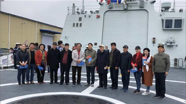海军节舰艇开放日，坐在军舰上的小男孩的梦想起航，海军节舰艇开放日，梦想军舰之旅启航记