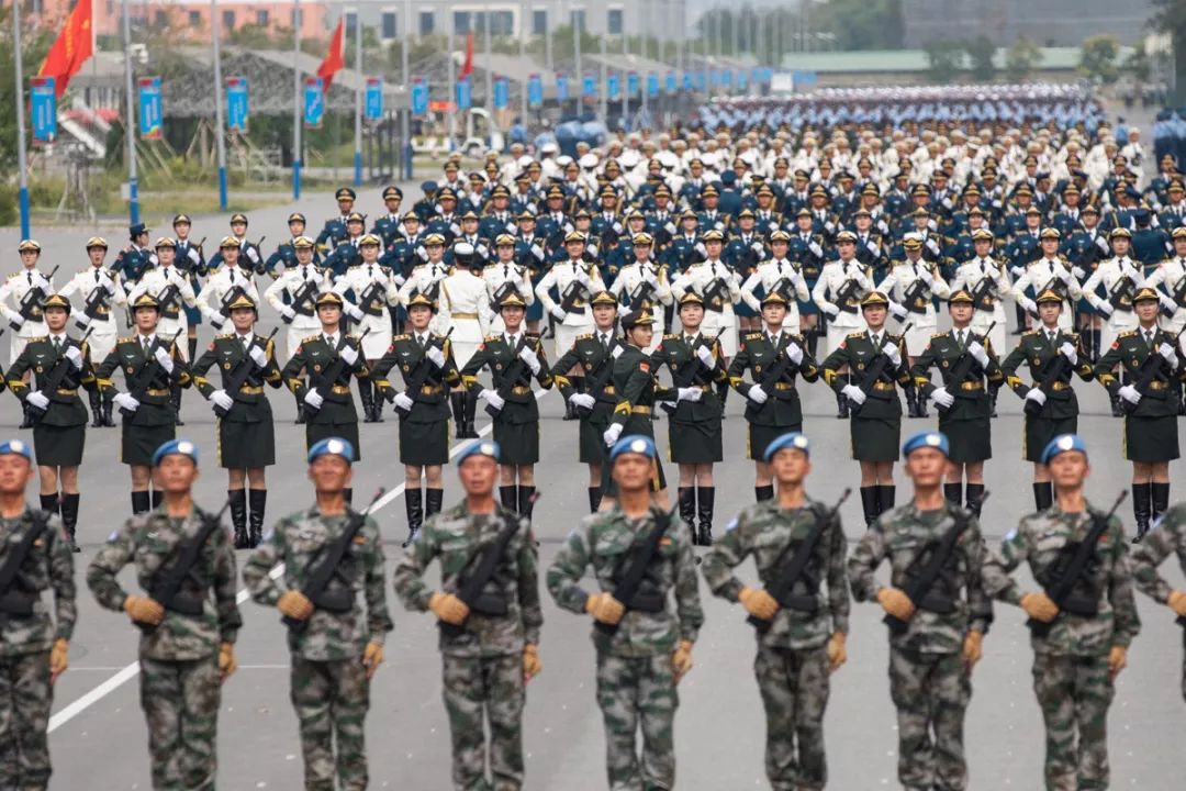 阅兵中的壮丽方队，力量与荣耀的展示，阅兵盛况，壮丽方队展现力量与荣耀