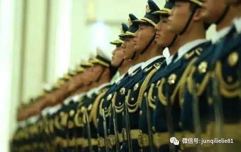 把依法治军从严治军的问题写入新时代军事战略实践，依法治军从严治军在新时代军事战略实践中的体现