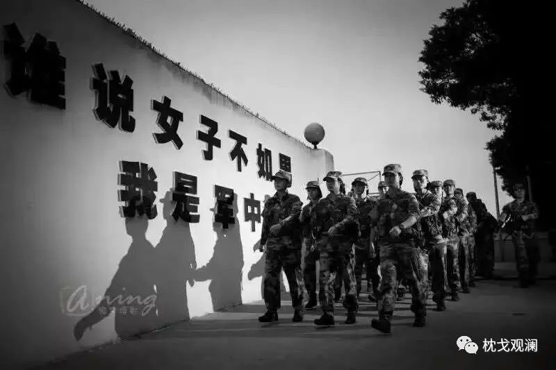 关于女兵的文案，荣耀与力量之花，荣耀与力量之花，女兵的坚韧与风采