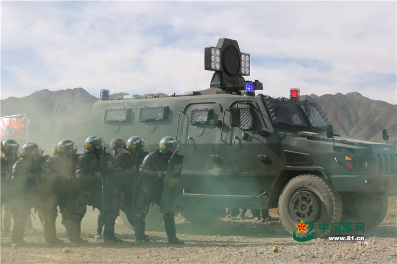 武警特战装甲车，现代战争中的先锋力量，武警特战装甲车，现代战争的先锋力量