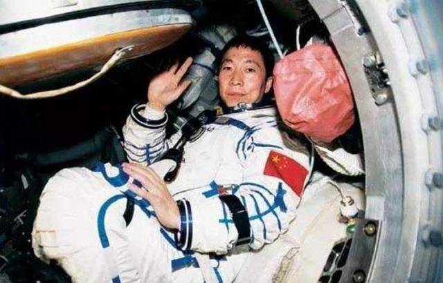 中国第一个登上太空的人是谁，杨利伟的太空之旅与伟大意义，中国首位太空探索者杨利伟，太空之旅的里程碑与伟大意义