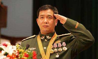 揭秘丁晓兵断臂图片背后的画家故事，揭秘丁晓兵断臂图片背后的画家传奇故事
