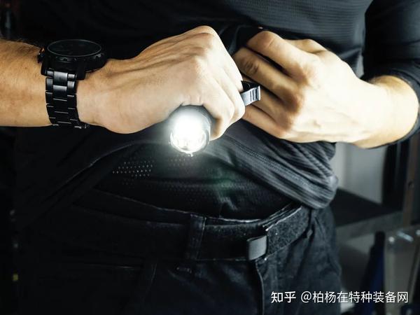 裤裆里藏手电，一则关于勇气与智慧的故事，裤裆里藏手电，勇气与智慧的较量