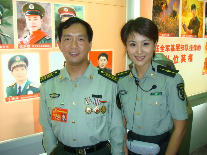 丁晓兵与妻子，军民伉俪情深，共筑梦想长城，丁晓兵与妻子，军民情深，共筑梦想长城之旅