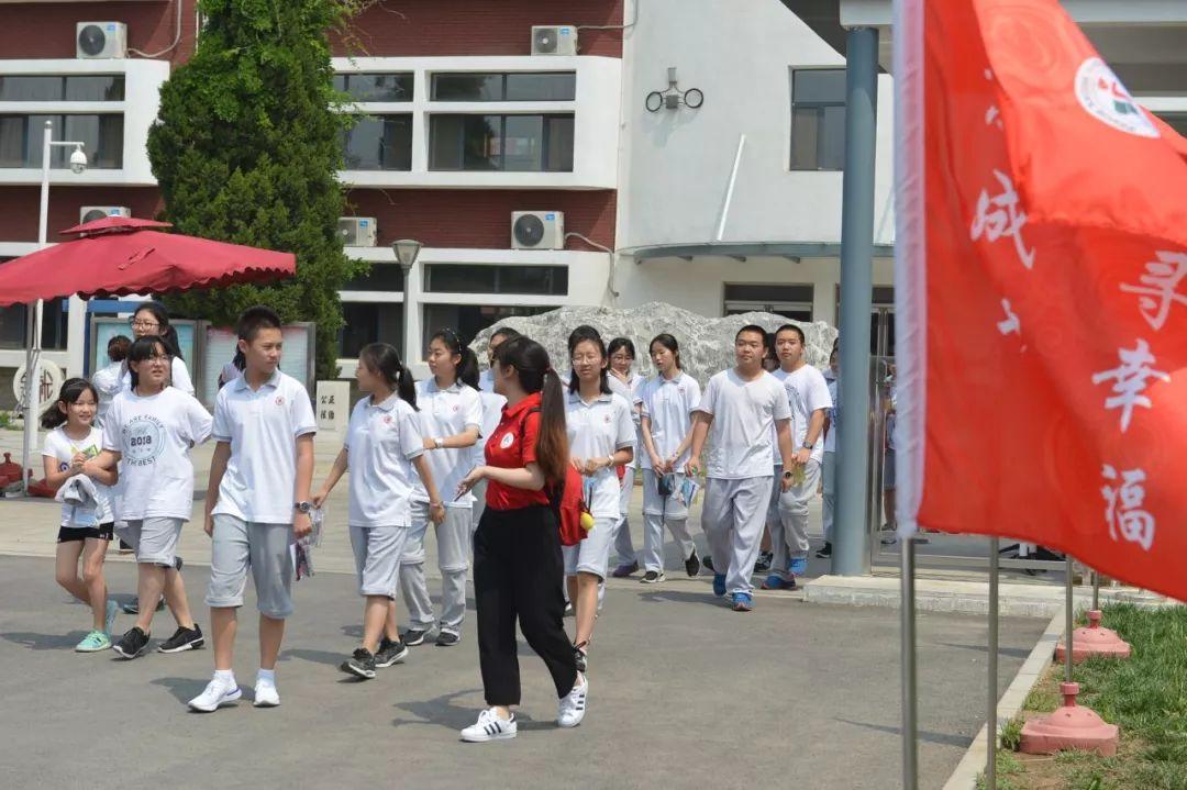 今天，英语在全球的影响力日益扩大，成为国际交流的重要语言之一。无论是在商业、科技、文化还是教育领域，英语都扮演着举足轻重的角色。今天，我们将探讨关于英语的一些重要话题。，英语在全球的影响力崛起，商业、科技、文化与教育的国际交流桥梁