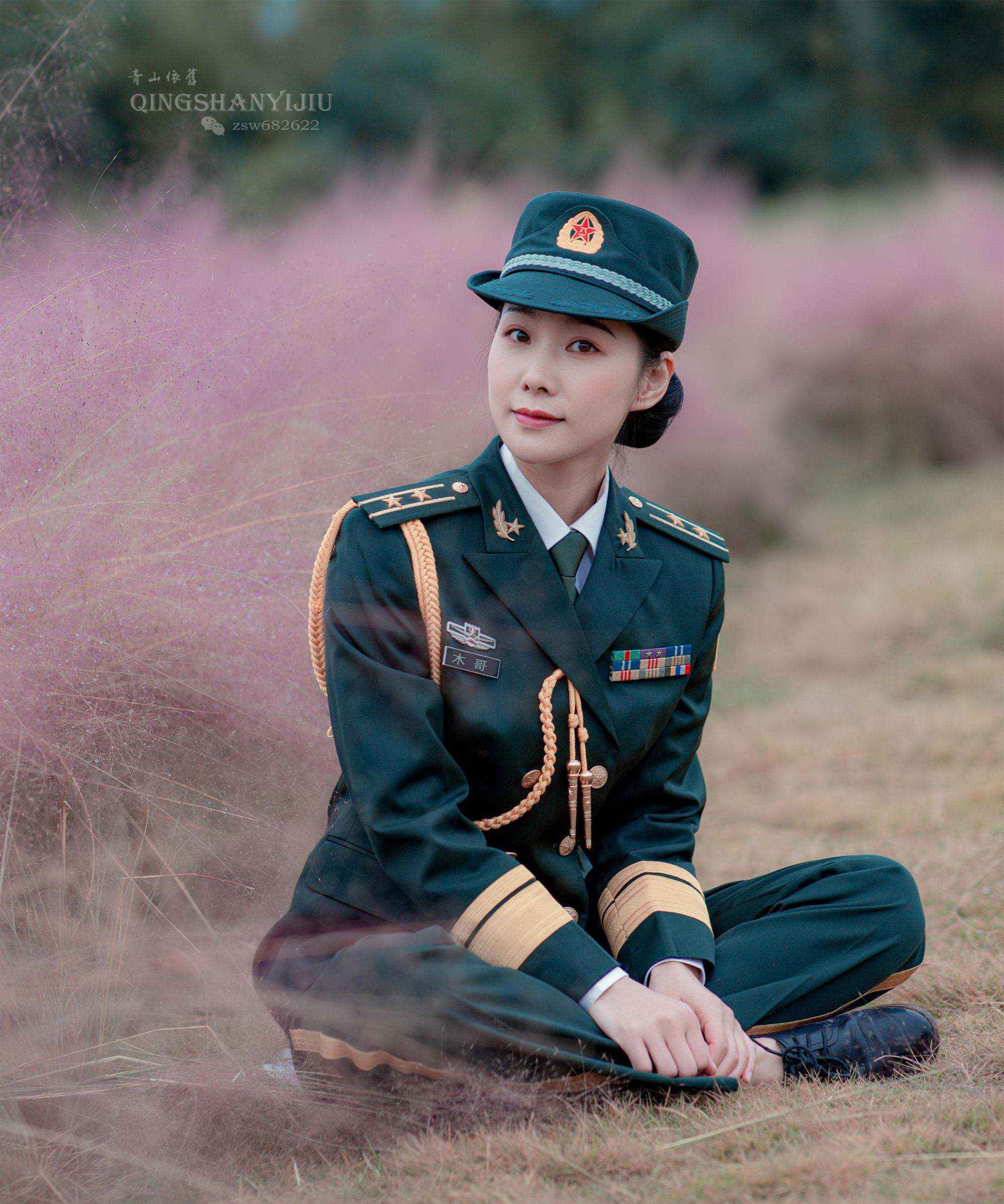 女兵中是否拥有美丽的容颜？探讨女性军人的魅力与风采，女性军人的魅力与风采，容颜之美与战士风采的交融探讨