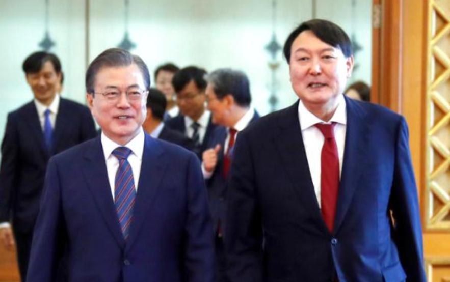 文在寅与李明博的恩怨，权力斗争背后的故事，文李明博与文在寅的权力斗争背后的恩怨故事