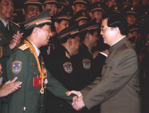 独臂英雄丁晓兵广西总队的传奇故事，独臂英雄丁晓兵，广西总队的传奇人生