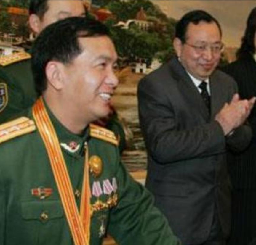 丁晓兵将军不爱钱——一位真正的军人品质典范，丁晓兵将军，军人品质的典范，无私精神的体现