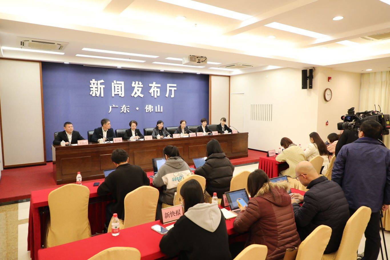 周末新闻发布会，打破常规，传递即时信息，周末新闻发布会，即时信息打破常规传递