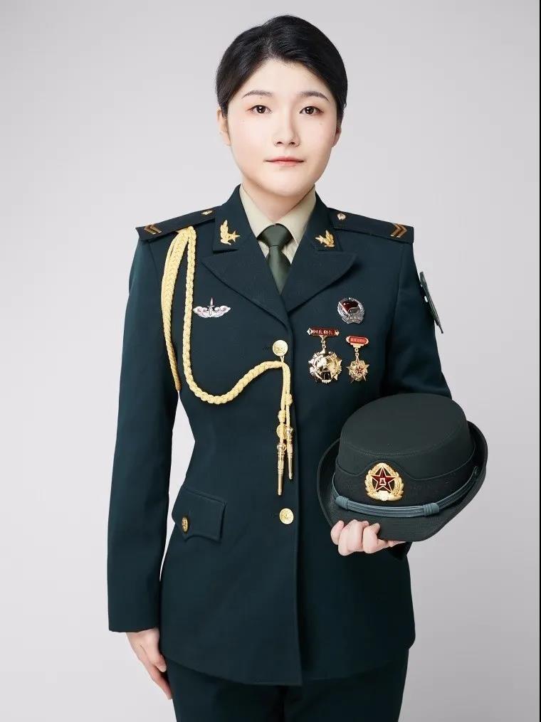 中国女兵，图片中的美丽与力量，中国女兵的美丽与力量，图片展现风采