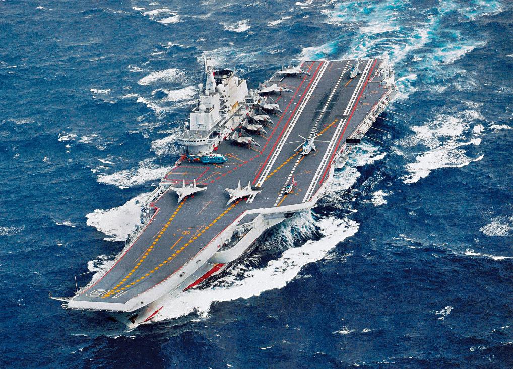 日本海上空，辽宁舰起降歼-15的自拍时刻，辽宁舰歼-15在日本海上空自拍时刻