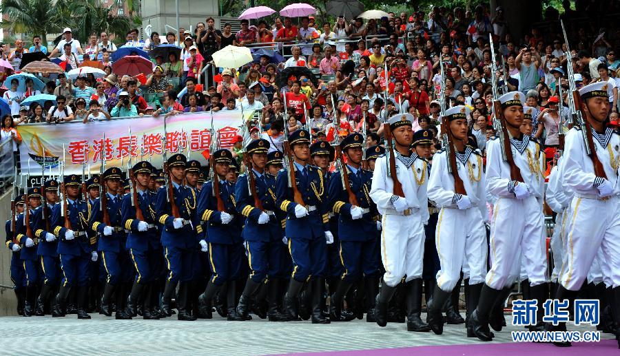 香港回归阅兵士兵倒下，英勇精神的永恒象征，香港回归阅兵士兵英勇倒下，永恒的精神象征