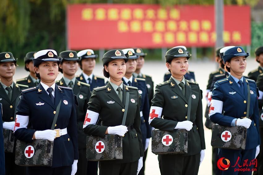 白求恩医疗方队与女兵方队在训练场地的辉煌篇章，白求恩医疗方队与女兵方阵，训练场上的荣耀篇章