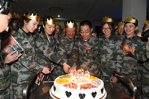 庆祝辉煌历程，70周年阅兵女民兵方队领队的风采，庆祝辉煌历程，女民兵方队领队风采闪耀70周年阅兵大典