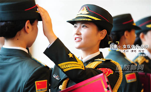 中国女兵照片集体敬礼，荣耀的瞬间，时代的力量，中国女兵荣耀瞬间，集体敬礼展现时代力量